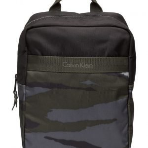 Calvin Klein Cooper Camo Medium B reppu