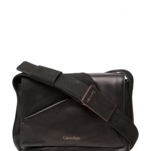 Calvin Klein Jilli4n Small Flap C olkalaukku