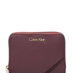 Calvin Klein Juli4 Medium Ziparound With Flap lompakko