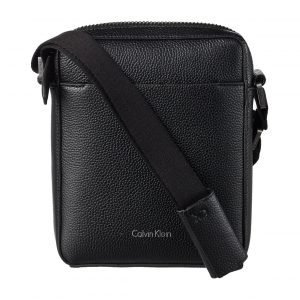 Calvin Klein Lial Mini Reporter Nahkalaukku