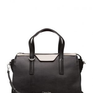 Calvin Klein Lisa Duffle 001 Os olkalaukku