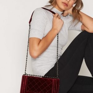 Nly Accessories Suede Chain Crossover Bag Olkalaukku Viininpunainen