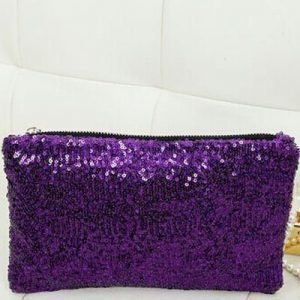 Violetti paljettikoristeinen hihnaton käsilaukku